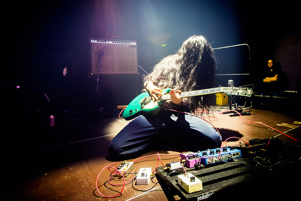 Bo Ningen playing the guitar 